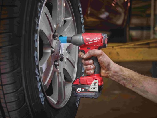 Milwaukee Akku-Werkzeug SET M18 FPP2BH-523B | Schlagschrauber + Leuchte
