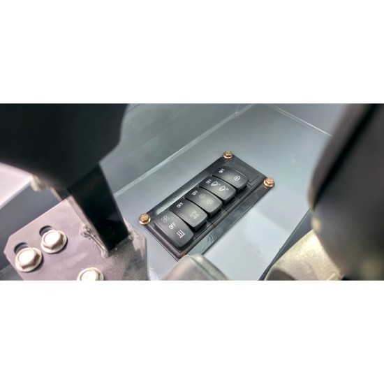 AGROX OX1090 Hoflader – 18,2 kW Kubota-Motor, 1200 kg Nutzlast, Komfortkabine, Euro-Aufnahme & Joysticksteuerung