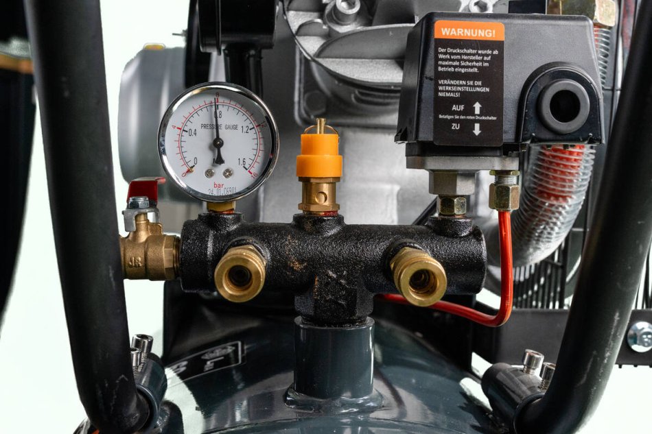Druckluft Kompressor 200L ölgeschmiert - 3 Zylinder 10PS | RETTER RT4120